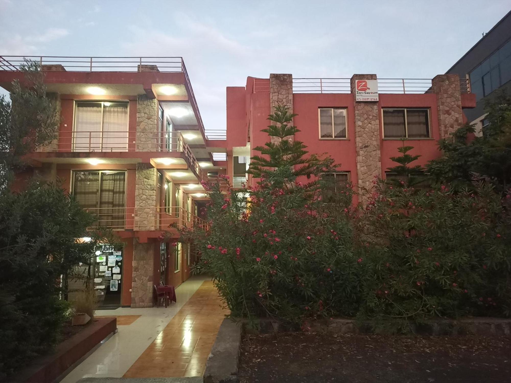Zan-Seyoum Hotel - Lalībela Exteriör bild